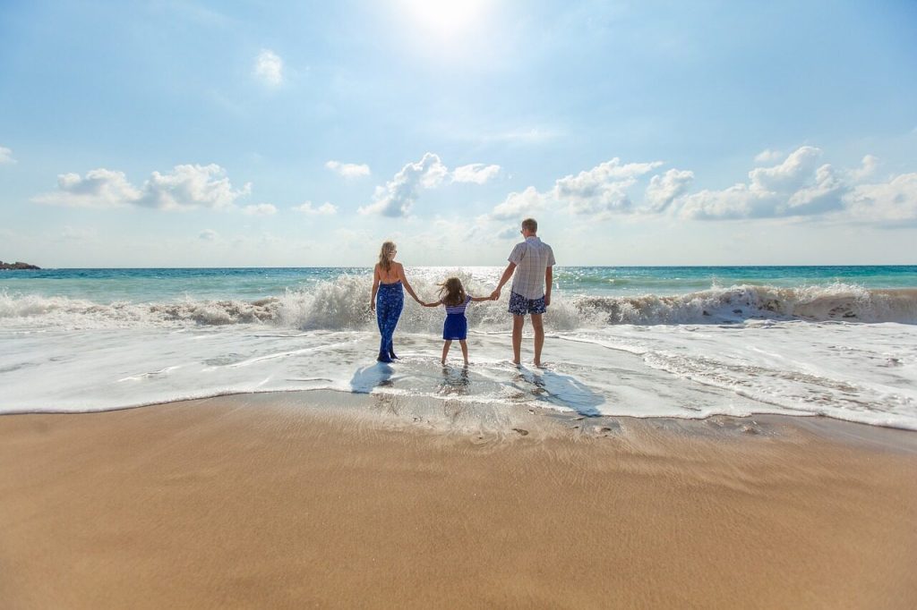 familia en la playa, Inmobiliaria Buendía
